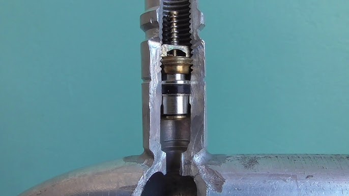 Extraire et remplacer l'obus d'une valve Schrader sur un pneu