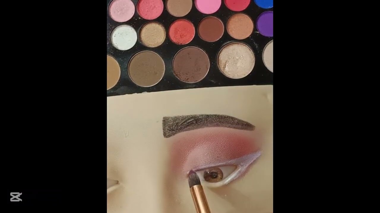 Soft focus eyes with white pencil✨