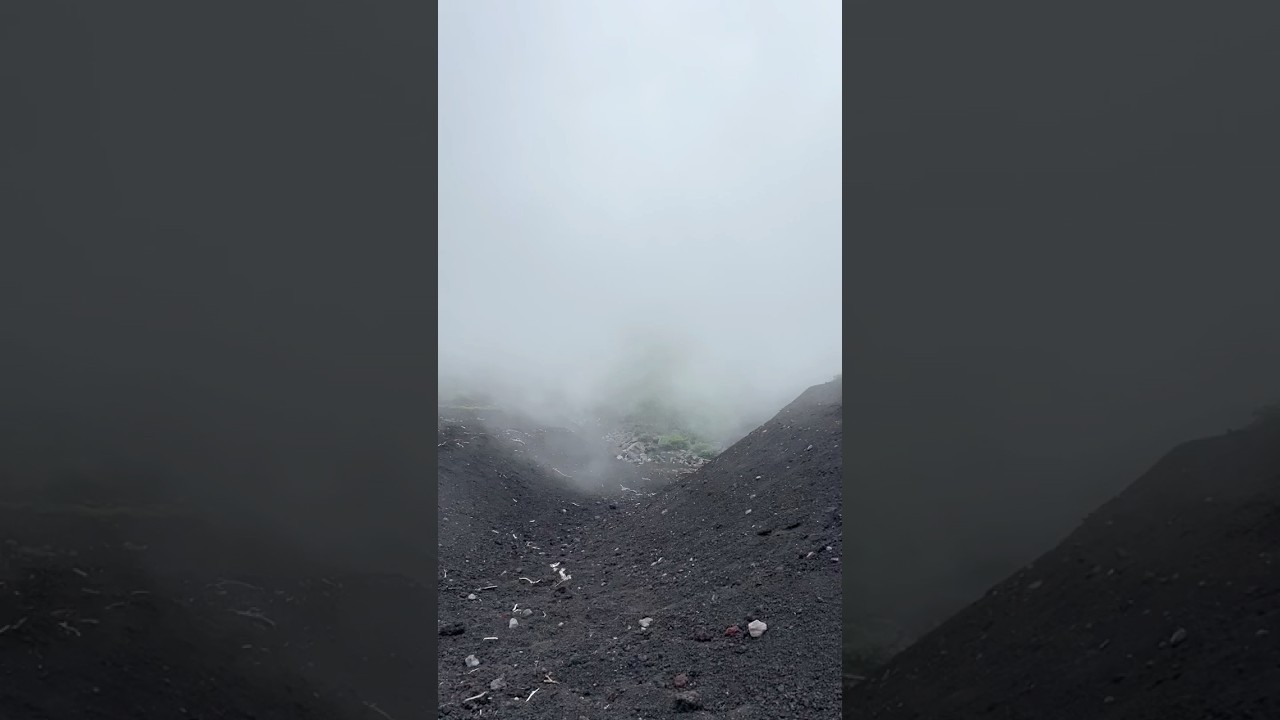 Foggy Hike up Mount Fuji濃霧中登上富士山