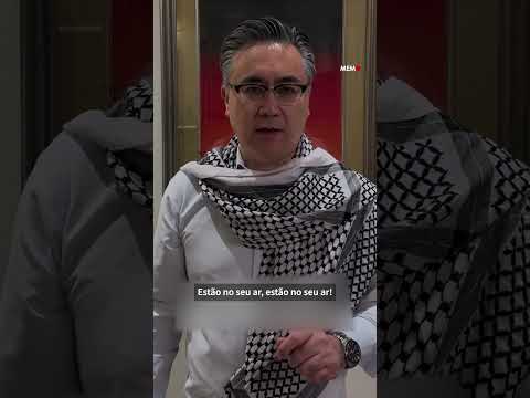 De saída, enviado do Japão em Bagdá canta hino iraquiano com lenço palestino