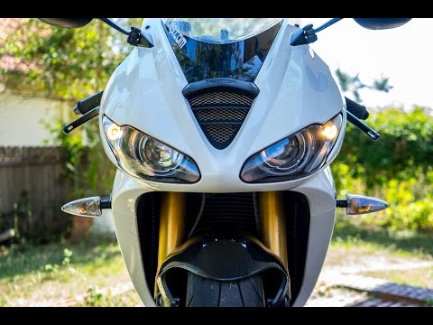 वीडियो: आप मोटरसाइकिल लाइट बल्ब कैसे बदलते हैं?