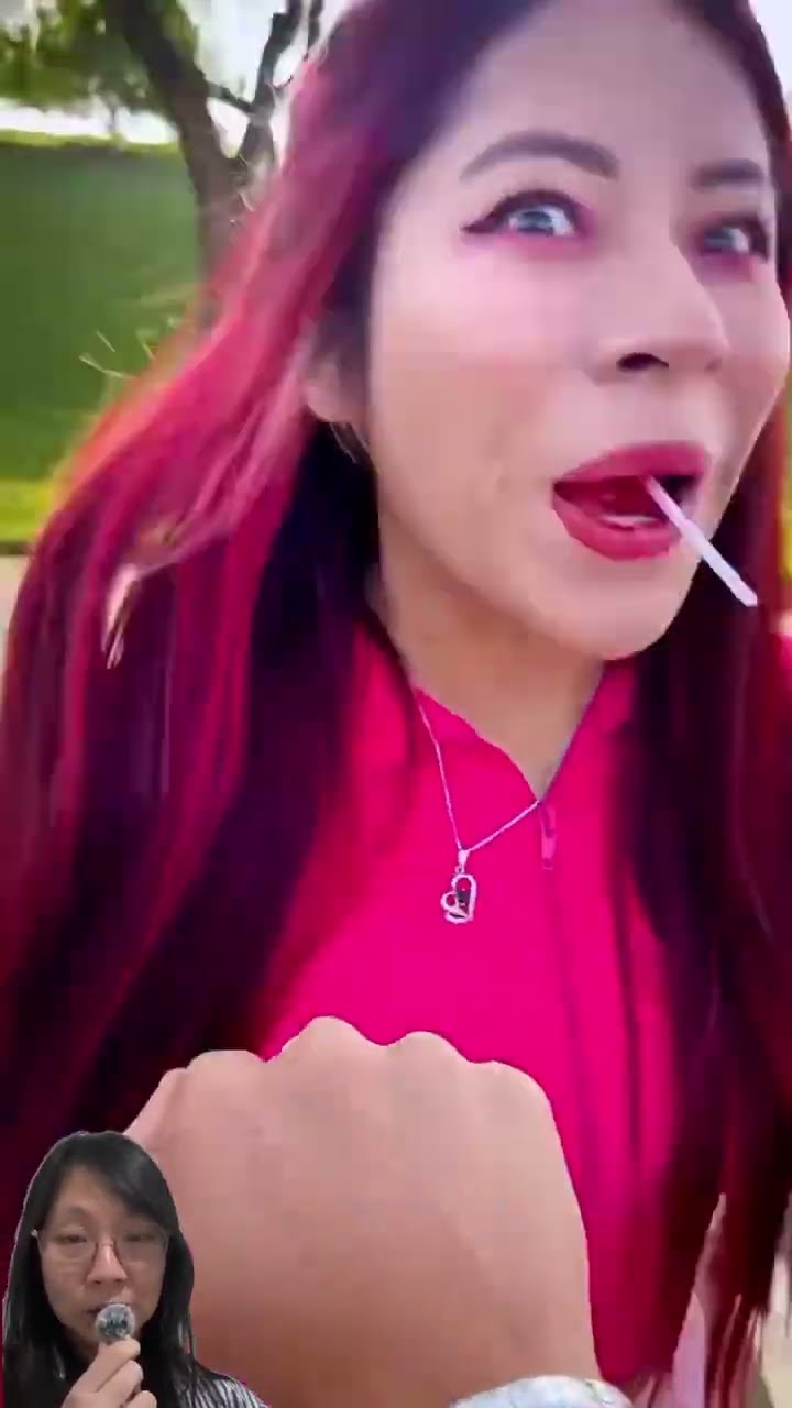 ADIK DAPAT 2 LOLIPOP WARNA MERAH DAN BIRU !!
