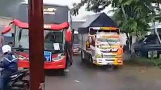 Firal Detikdetik Truk Nabrak Spion Bus