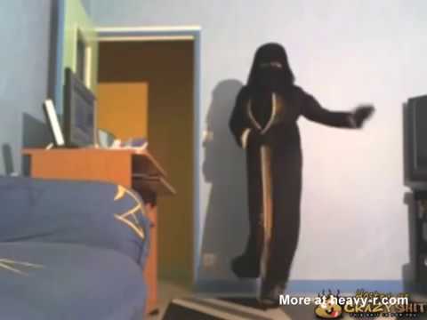 Le Gang Des Burkas - En Mode Travelo Niqabé - Sexy dance in hijab - Episode 9