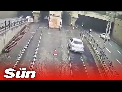 Driver mounts tram tracks in crazy Turkey CCTV