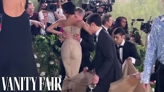 Tyla gets a lift on the #MetGala carpet.