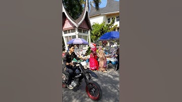 Pedagang bunga musiman di hari wisuda UNP 18-19 Maret 2023. #unp #padang #minang #wisuda #bunga