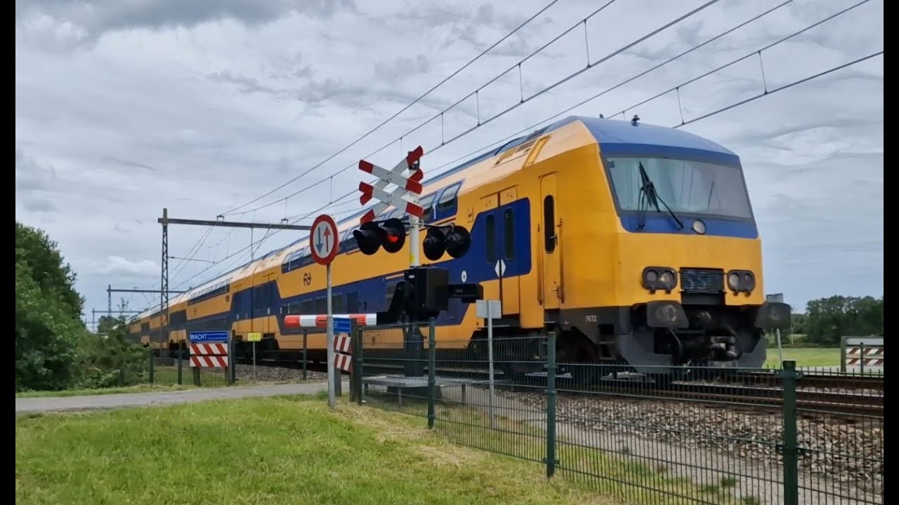 🚈 Treinen en spoorwegovergangen Groningen compilatie 1 // Trains and railroad crossings