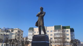 Памятник Константину Иванову на Красной площади в Чебоксарах.