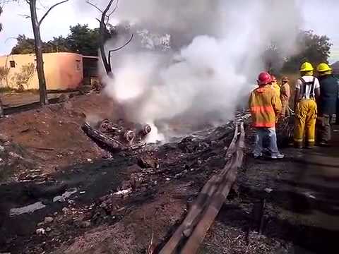 Camión cisterna mata motoristas y luego se incendia en autopista Duarte