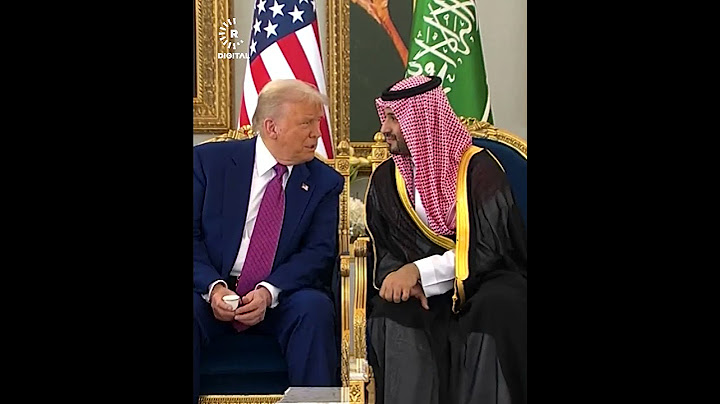 في السعودية.. يُقدَّم فنجان القهوة لدونالد ترمب لكنه يكتفي بالنظر إليه بصمت دون أن يشرب منه