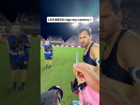 Messi signs camera for photographer📸🩷