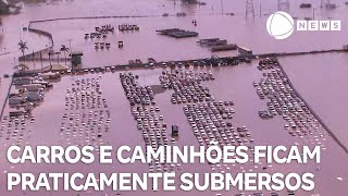 Imagem aérea registra carros e caminhões praticamente submersos em Canoas