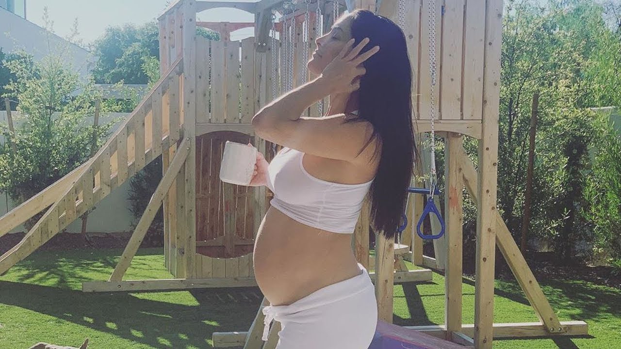 25. Woche: Schwangere Nikki Bella präsentiert ihre Babykugel  - Fox News