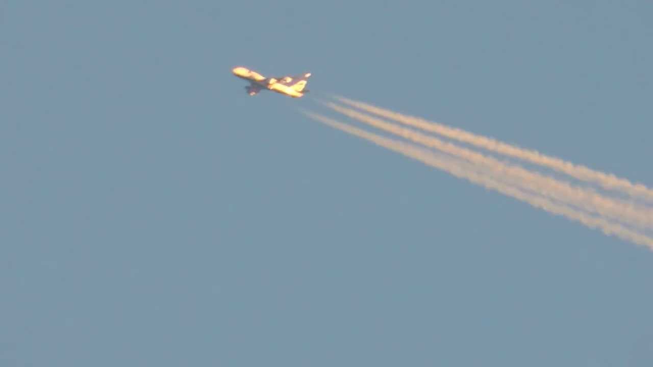 airplane with contrails air