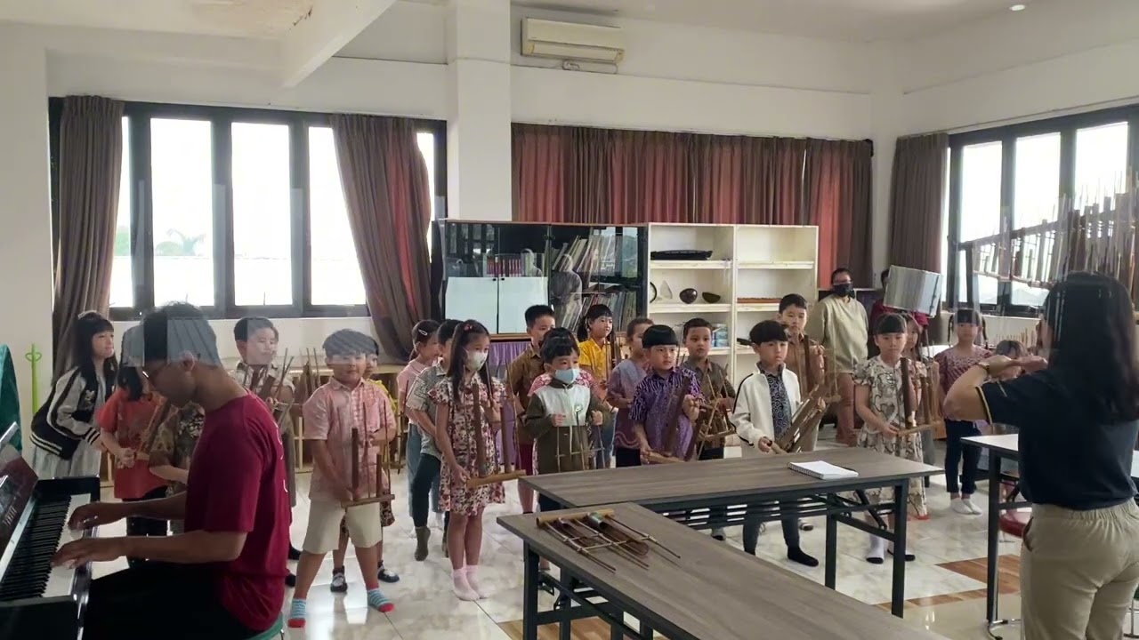 Charis Music Class // Jesus Loves Me Angklung Rehearsal with 1B 