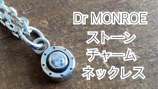 石が入ったメンズチャームネックレス：名古屋のシルバーアクセサリーブランド、ドクターモンロー（シルバー925製、クリアと黒の石と天然石ガーネットとブルートパーズ）