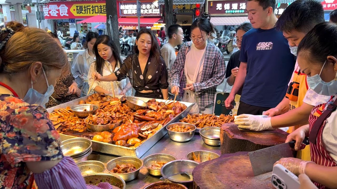 走進貴陽美食街與集市｜涼麵雞絲、砂鍋米粉、肠旺面…還有更多街頭銷魂小吃！體驗最接地氣的貴州味道。