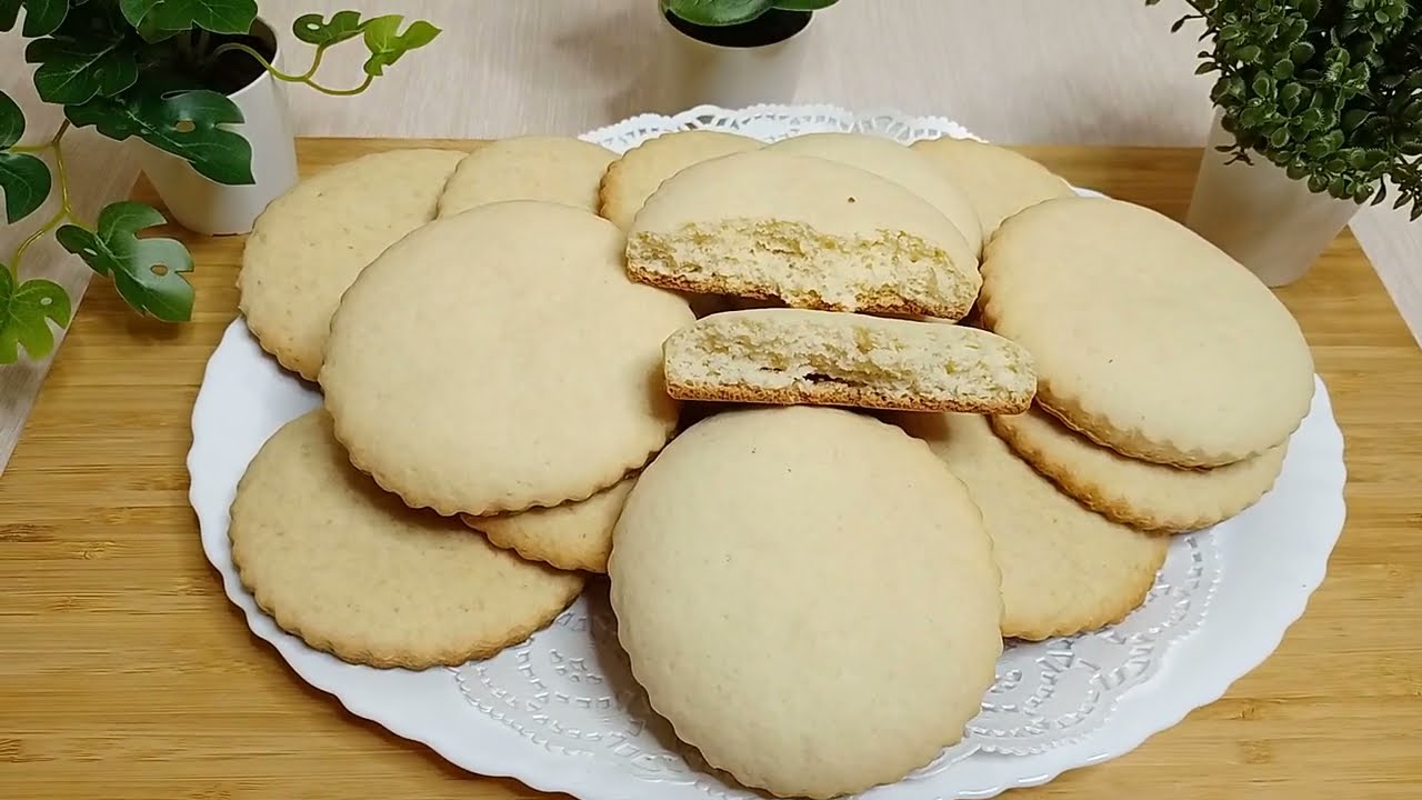 Коржик молочный простой рецепт. Коржик с творогом. Коржик с глазурью. Сметанные коржики. Молочные коржики с глазурью.