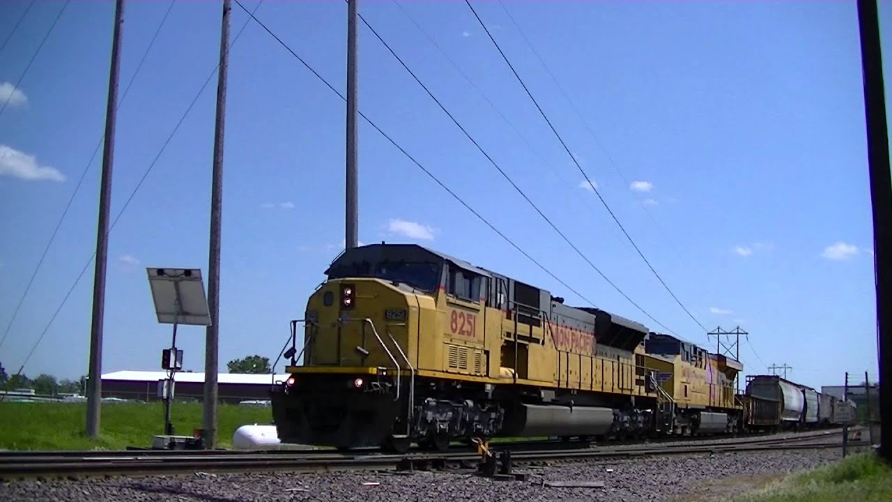 Union Pacific's Susan Komen Breast Cancer Unit 7400 on UP MASIH-02!!!!!!! (05/02/2012)
