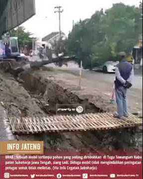Mobil Tertimpa Pohon di Sukoharjo - Video by Info Cegatan Sukoharjo BorobudurNews 13112021