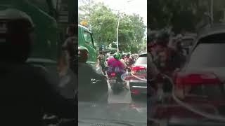 Video Pengendara Mobil Ngamuk ke Supir Truk Gara-gara Gak Terima Diklakson