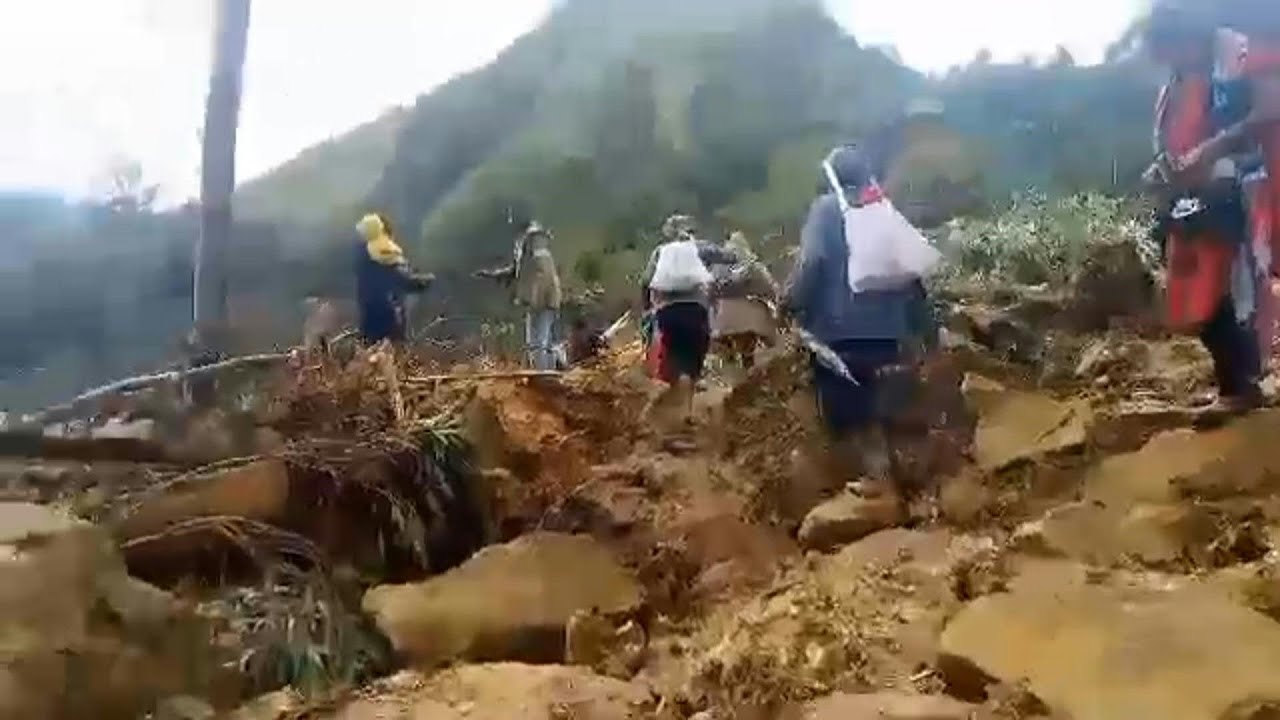 Massive landslide hits Papua New Guinea, many feared dead | AFP - YouTube