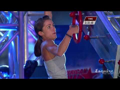 Video: American Ninja Warrior Star Kacy Catanzaro laget historie denne måneden nå kan hun bare gjøre bank.