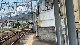 南海本線紀ノ川駅に到着する8000系普通車和歌山市行き