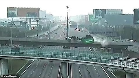 KINH HOÀNG: Xe container mất lái đâm thẳng xuống đường trên cầu vượt đường cao tốc