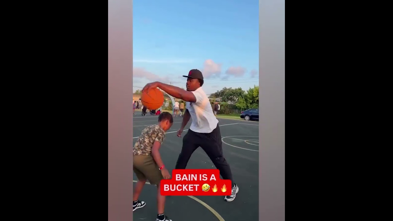 Bain wasn’t taking it easy at his backpack giveaway in Miami 😭 (via @305sportss/IG)