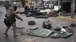 Украинские военные расчищают дороги в городе к северу от Киева