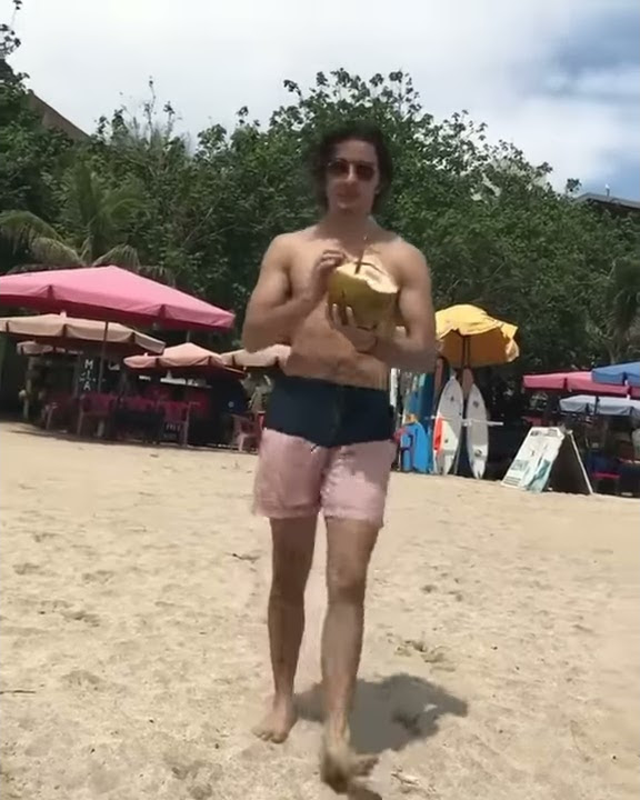 BRYAN DOMANI SHIRTLESS ASYIK MAIN DIPANTAI