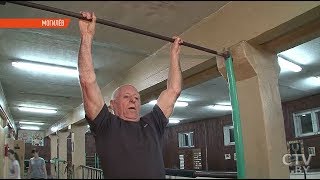 Дед-атлет: 80-летний физрук подтягивается и отжимается не хуже молодых