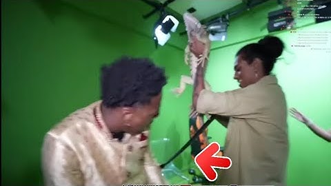 Ishowspeed gets bit by a SNAKE  in India 🇮🇳