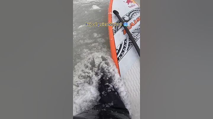 FRIO DEMAIS! homem mergulha em água congelada - #shorts