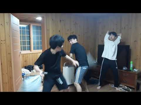 베개싸움은 이렇게 하는겁니다! 레전드 베개 싸움!!
