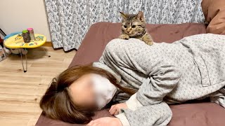 体調不良の飼い主を心配するフリして激しい匂いチェックをしにきた子猫w