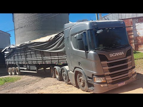 Vídeo incrível: Scania RC saindo da embalagem, sendo carregado e