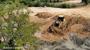 Incredible , New Project Powerful Bulldozer Shantui Work Fast Pushing Soil And Dump Truck 25.5 Ton