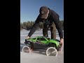 Gambar cover This RC car with razor blade wheels can cut through ice 😳