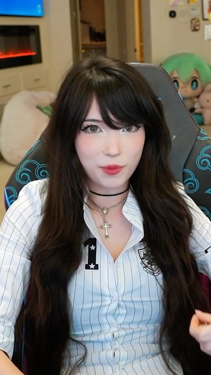 Emiru Puts Herself On The TV 😭 - YouTube