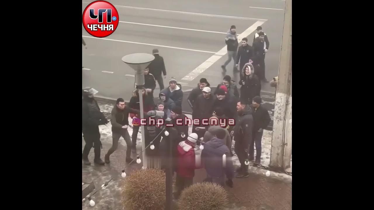 Где террорист у которого отобрали автомат. Автомат террористов из крокуса. Стрелок который расстрелял университет в перми. Киркоров с калашом. Протестующие в алмате застрелили силовика.