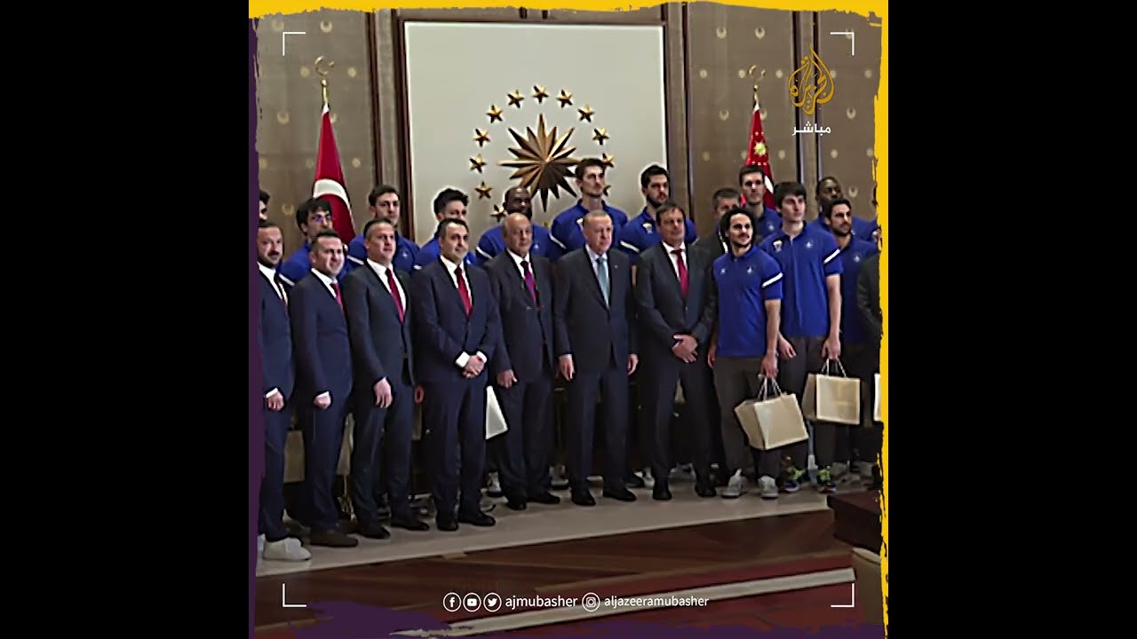 أردوغان يتفاجأ من طول لاعب فريق "أناضول إفيس" للسلة