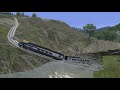 水の下を走る電車と踏切
