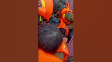 Gỡ mái tôn cứu người trong cơn lũ quét