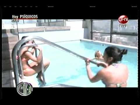 fanny  cuevas va con fallon a la piscina