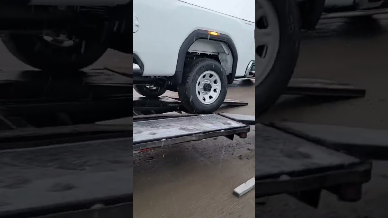 What happened when the vehicle almost fell off the trailer 😮&zwj;💨 #transport #carhauling