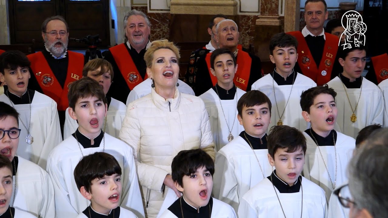 Ainhoa Arteta canta el Himno de la Coronación ante la Virgen de los Desamparados