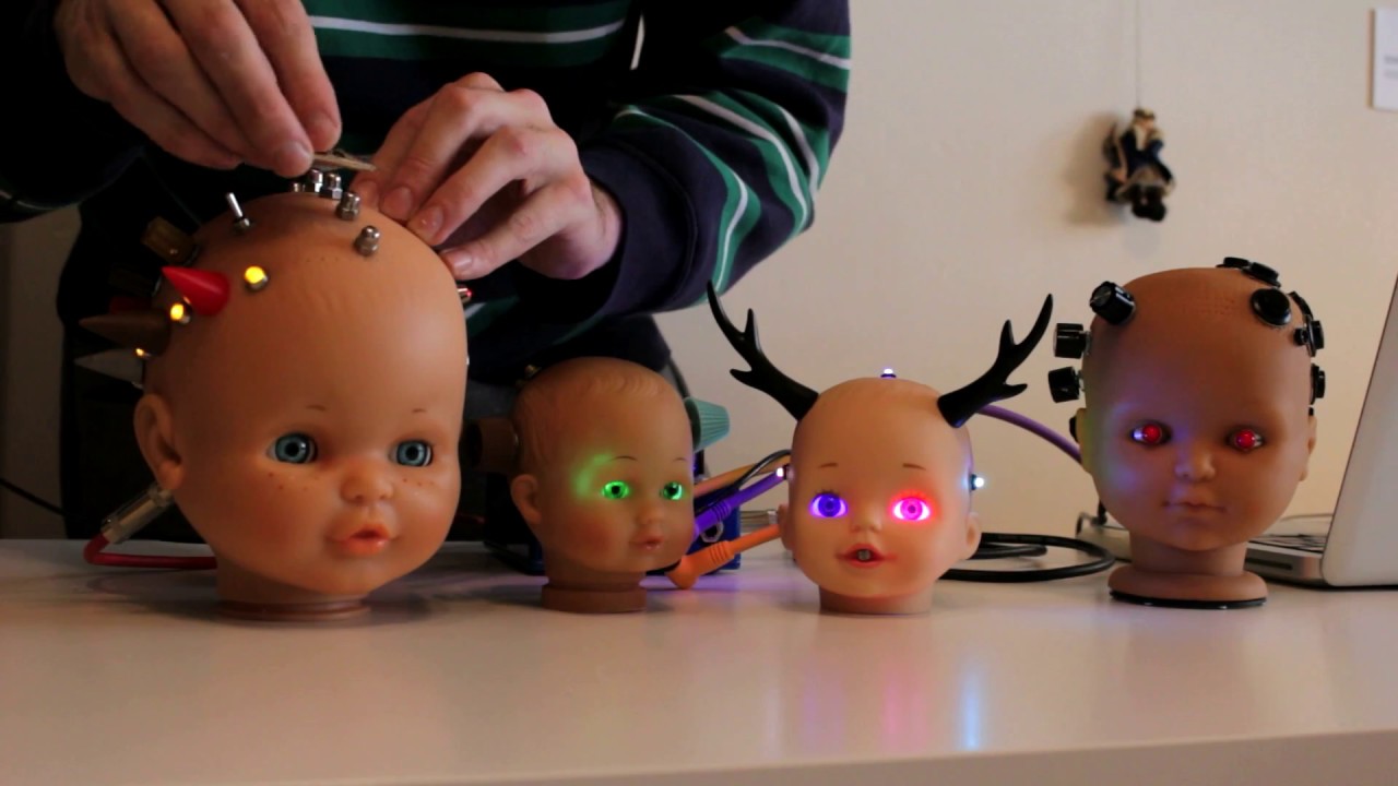 超絶インパクト！赤ちゃんの人形型モジュラーシンセサイザー「BABY BOT